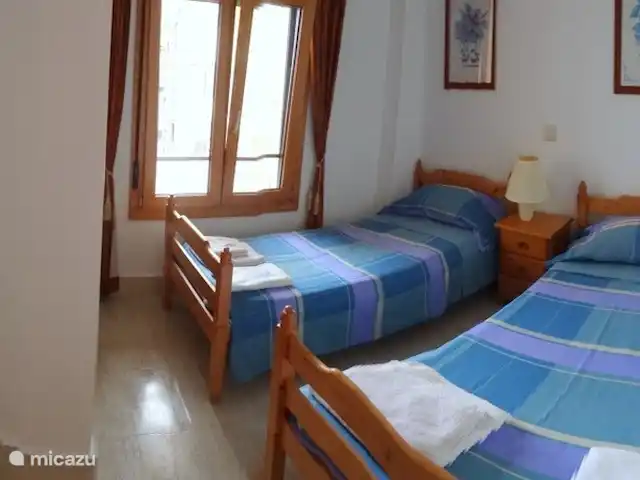 Playa Moncayo en España, Costa Blanca, Guardamar del Segura - apartamento dos camas individuales, con armario empotrado y vista a la piscina desde la ventana