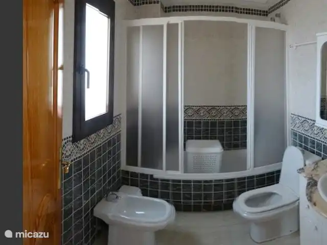Playa Moncayo en España, Costa Blanca, Guardamar del Segura - apartamento cuarto de baño con lavabo, inodoro, bidé. baño y ducha