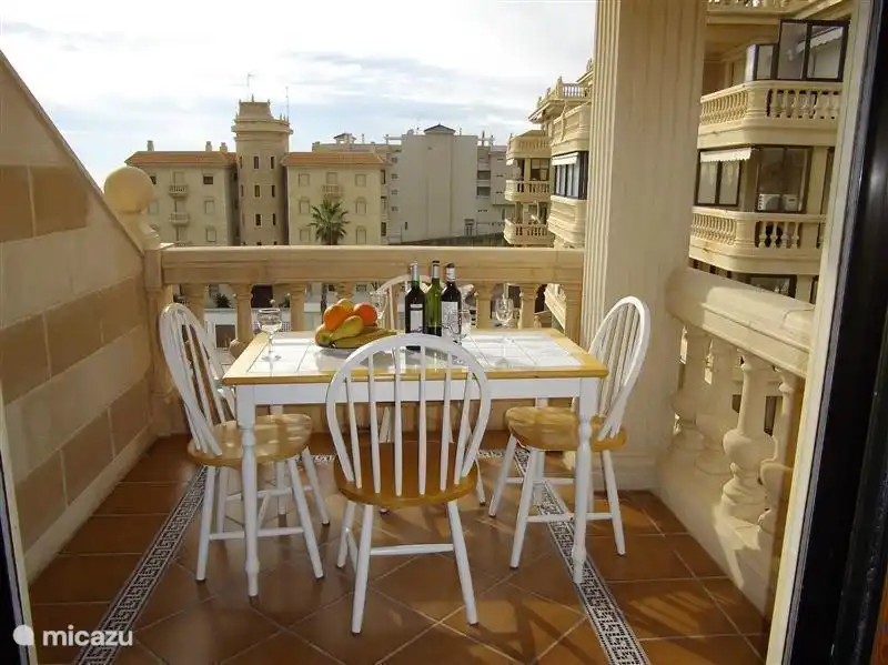 cocina terraza, despiértese y disfrute de su desayuno con una hermosa vista al mar ya la piscina y disfrute del sol naciente. mesa con 4 sillas, terraza de 6m²