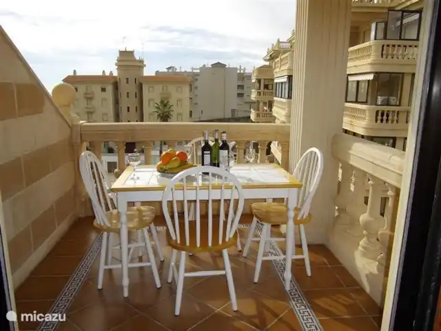 Playa Moncayo en España, Costa Blanca, Guardamar del Segura - apartamento cocina terraza, despiértese y disfrute de su desayuno con una hermosa vista al mar ya la piscina y disfrute del sol naciente. mesa con 4 sillas, terraza de 6m²