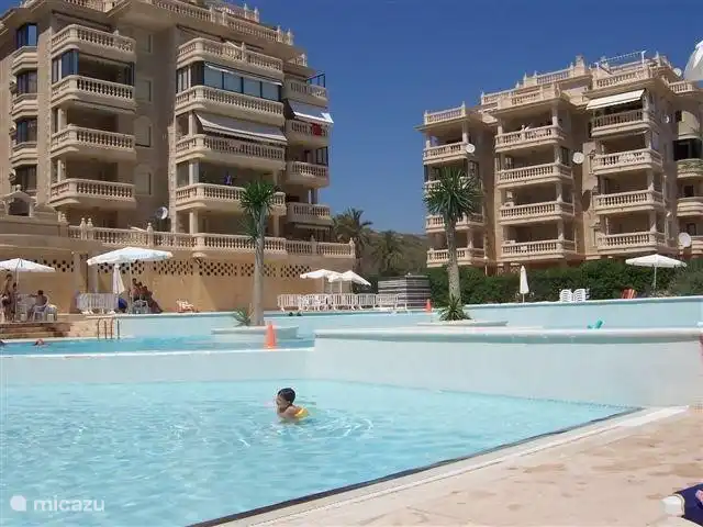 Playa Moncayo en España, Costa Blanca, Guardamar del Segura - apartamento piscina en residencia, 3 piscinas separadas y vigilancia de socorristas. bar, restaurante, tumbonas y sombrillas.
vestidores para damas y caballeros. duchas, WC, puesto de primeros auxilios