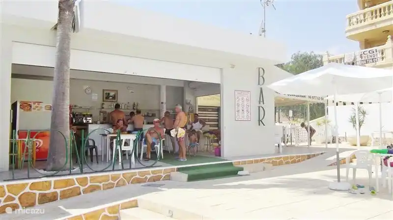 bebida acogedora o comer en el bar de nuestra piscina