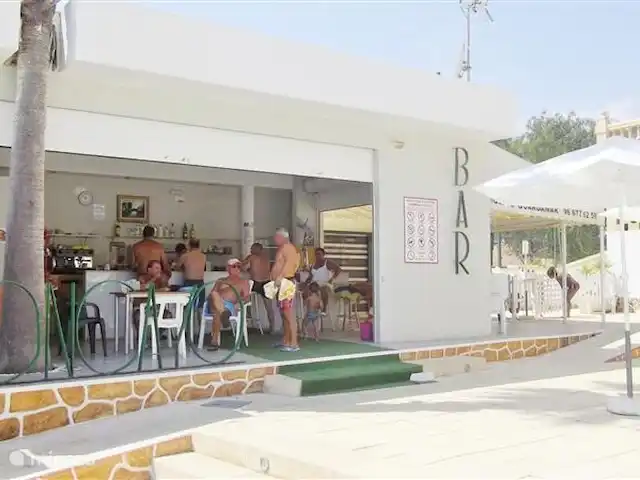 Playa Moncayo en España, Costa Blanca, Guardamar del Segura - apartamento bebida acogedora o comer en el bar de nuestra piscina