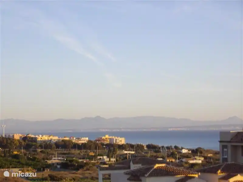 vista desde la gran terraza, montañas guardamar y el mar