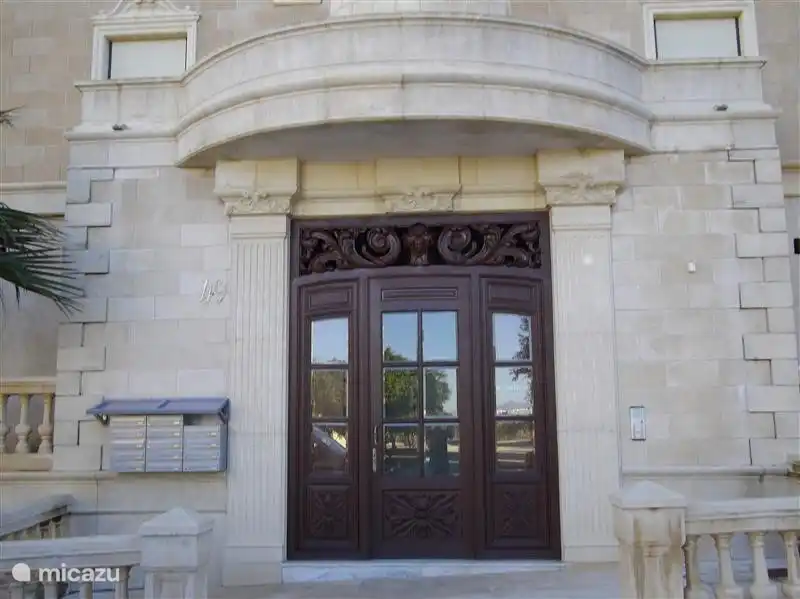 la entrada principal de nuestro edificio de apartamentos, calle alemania 49, 3140 guardamar del segura