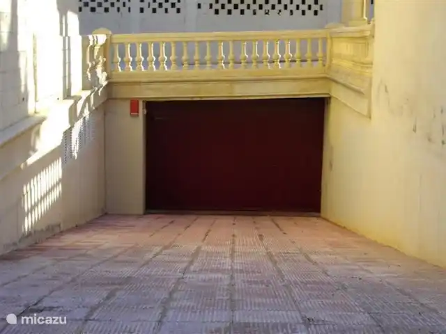 Playa Moncayo en España, Costa Blanca, Guardamar del Segura - apartamento Nuestro garaje está ubicado en la parte inferior del edificio, en el apartamento encontrará el abrepuertas automático.