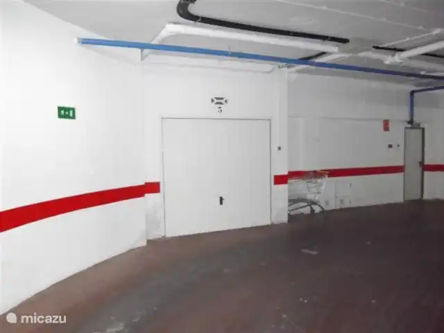 Playa Moncayo en España, Costa Blanca, Guardamar del Segura - apartamento en el garaje también hay sillas de playa, sombrilla y varias cosas para la playa.
también una mesa extra grande con sillas para la gran terraza si es necesario.