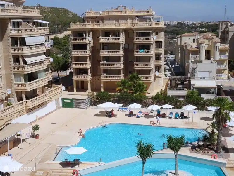 nuestro apartamento se encuentra en la parte superior, ver indicación con flecha de la terraza de la sala de estar y la cocina