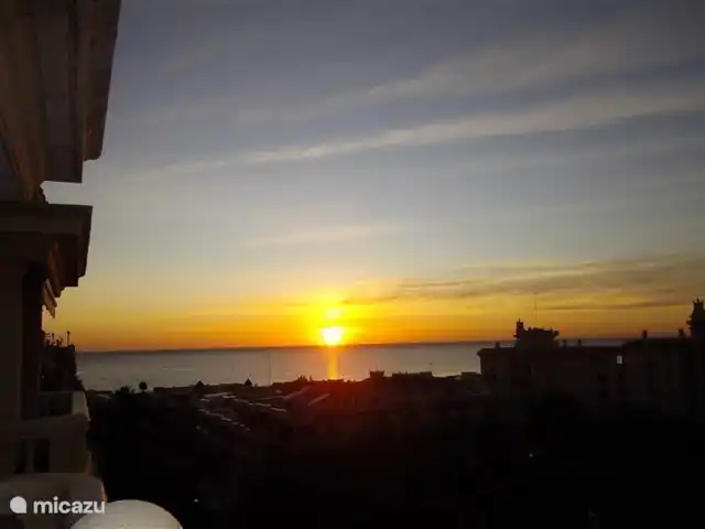 Playa Moncayo en España, Costa Blanca, Guardamar del Segura - apartamento despierta y desayuna con el sol naciente, aun esta oscuro pero tomado en diciembre.