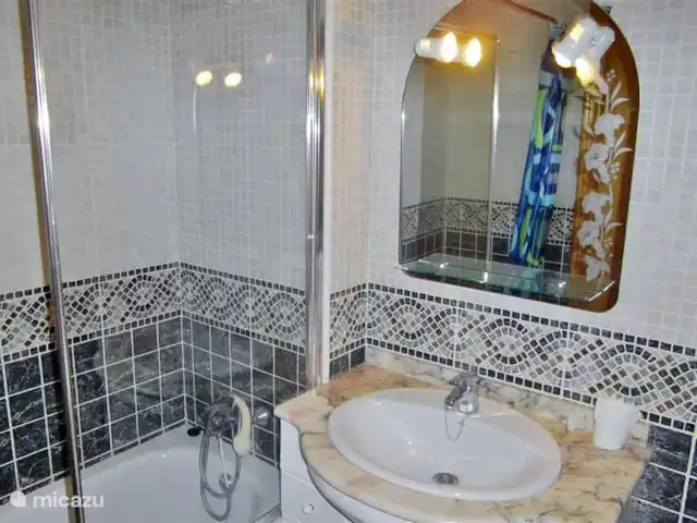 Playa Moncayo en España, Costa Blanca, Guardamar del Segura - apartamento cuarto de baño 2 con bañera y ducha, inodoro, bidé y lavabo