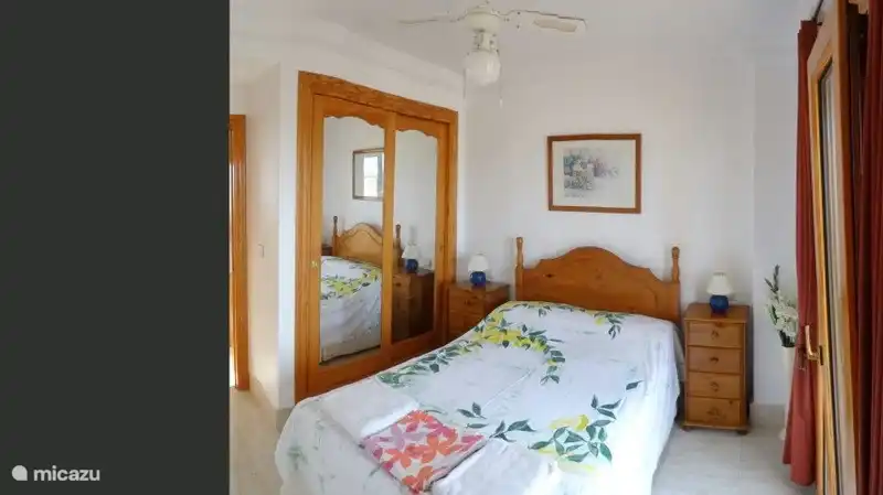 dormitorio principal con armario empotrado, baño y terraza de 27m2 con vistas al mar