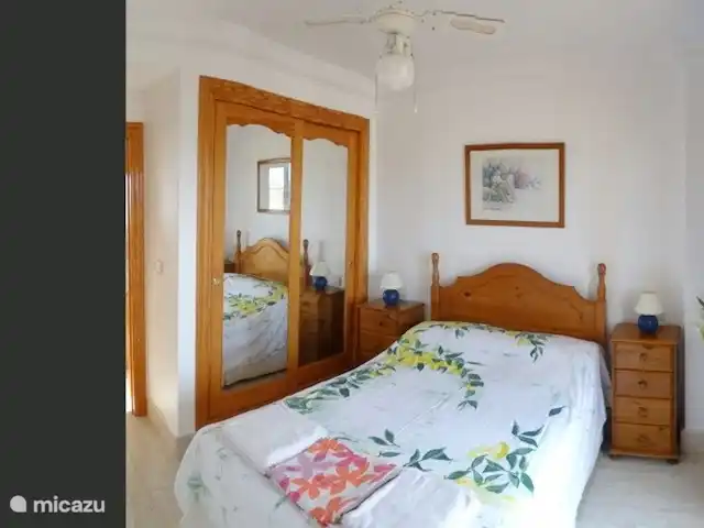 Playa Moncayo en España, Costa Blanca, Guardamar del Segura - apartamento dormitorio principal con armario empotrado, baño y terraza de 27m2 con vistas al mar