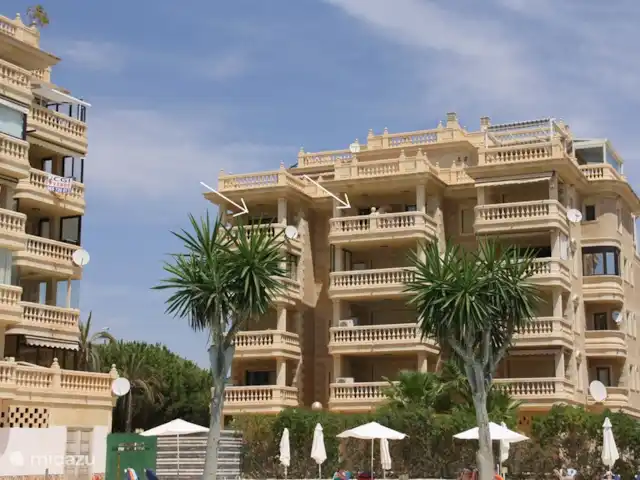 Playa Moncayo en España, Costa Blanca, Guardamar del Segura - apartamento fachada de nuestro edificio de apartamentos, flecha izquierda terraza salón, flecha derecha terraza cocina.