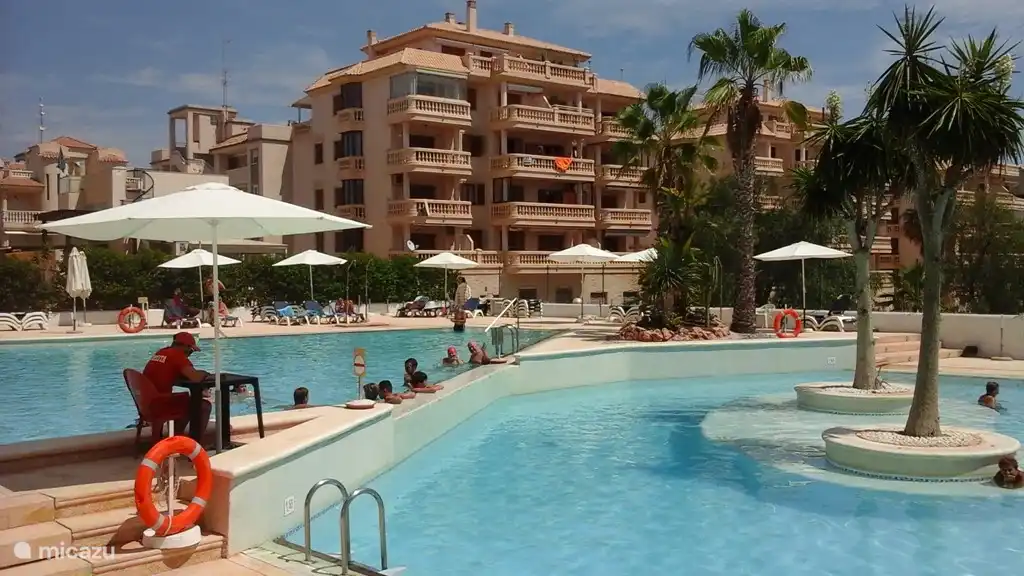 piscina en la residencia, con 3 piscinas, vestuarios, WC, duchas, primeros auxilios, socorrista, tumbonas y sombrillas y bar con restaurante.