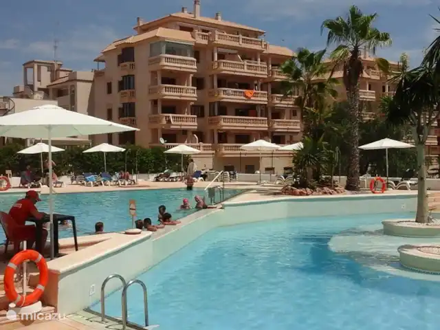 Playa Moncayo en España, Costa Blanca, Guardamar del Segura - apartamento piscina en la residencia, con 3 piscinas, vestuarios, WC, duchas, primeros auxilios, socorrista, tumbonas y sombrillas y bar con restaurante.