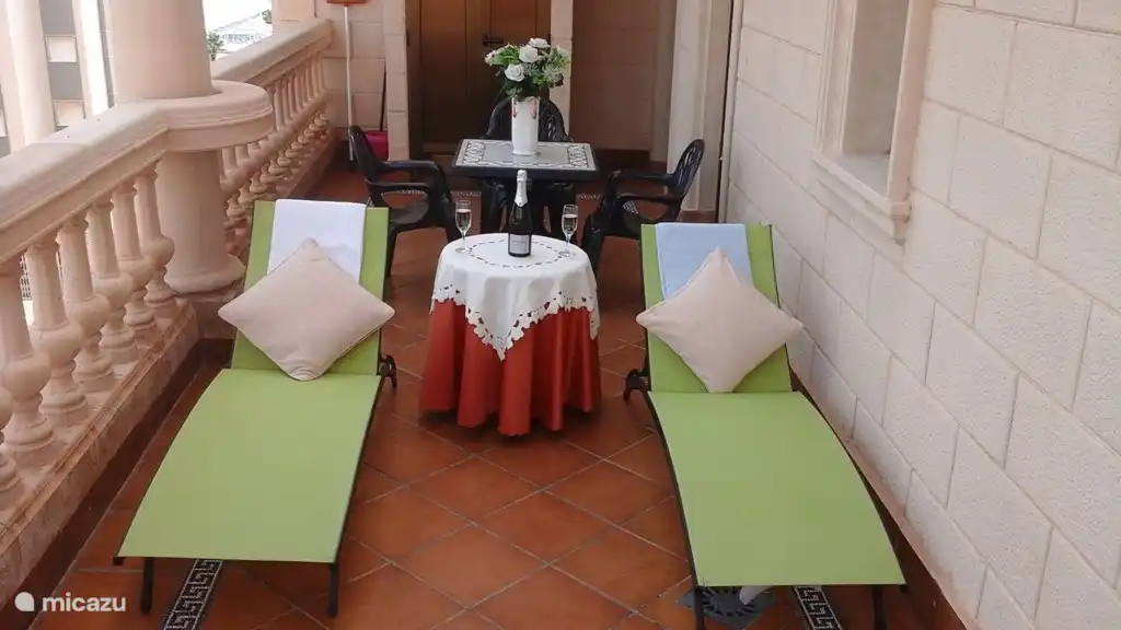 en una gran terraza de unos 27m2, relájate con una copa