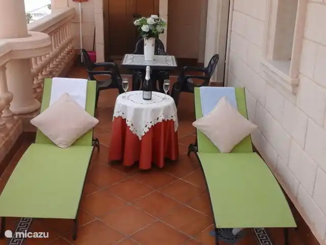 Playa Moncayo en España, Costa Blanca, Guardamar del Segura - apartamento en una gran terraza de unos 27m2, relájate con una copa