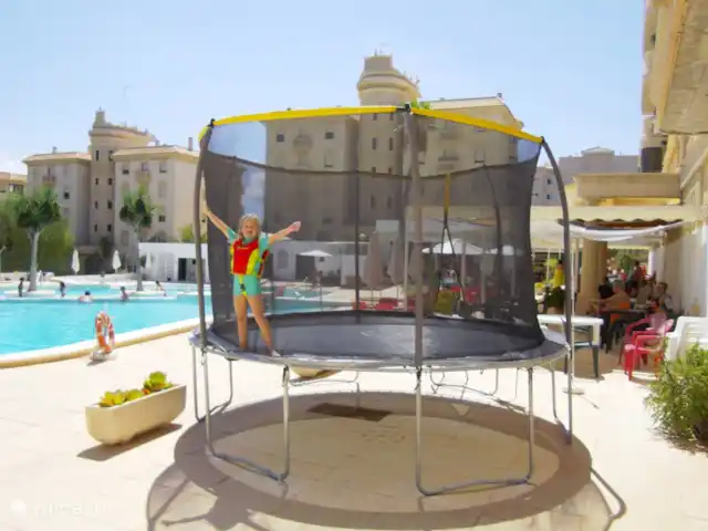 Playa Moncayo en España, Costa Blanca, Guardamar del Segura - apartamento trampolín en la piscina, gratis para los niños