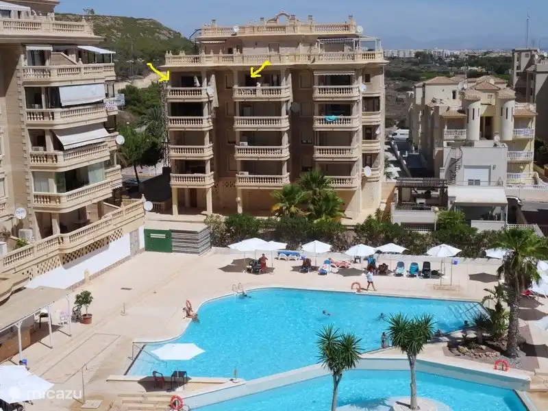 flecha izquierda terraza del salón, flecha derecha terraza de la cocina