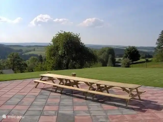 Snowview Lodge | Belgique, Ardennes, Medendorf - manoir / château Grande terrasse orientée plein sud avec une vue phénoménale sur la vallée de l'Our et la Schnee Eifel.