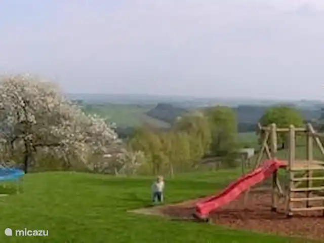 Snowview Lodge | Belgique, Ardennes, Medendorf - manoir / château jardin avec jeux pour enfants : balançoire, toboggan, bac à sable, trampoline.