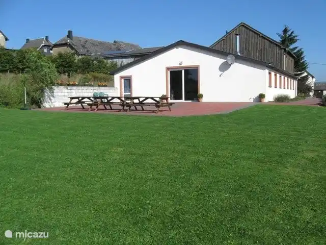 Snowview Lodge | Belgique, Ardennes, Medendorf - manoir / château Grande terrasse et pelouse plein sud