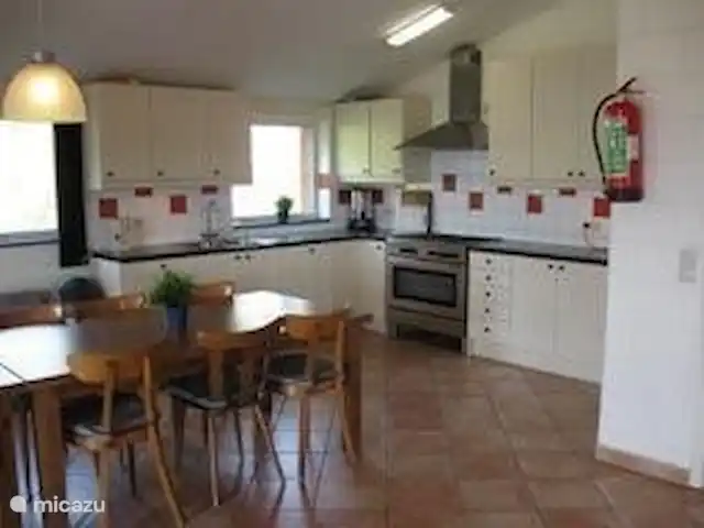Snowview Lodge | Belgique, Ardennes, Medendorf - manoir / château cuisine ouverte avec toutes les commodités : 2 lave-vaisselle, 2 réfrigérateurs, grande cuisinière 5 feux, micro-ondes, etc.