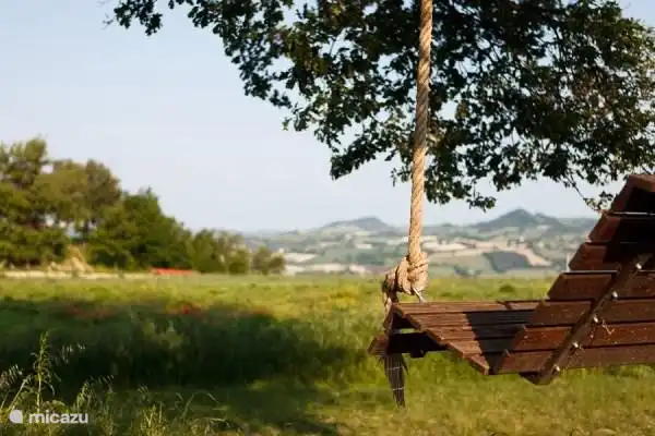disfruta de la vista en la mecedora.