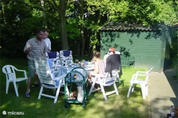 In de zomer kunt u lekker genieten van de barbeque (in de woning aanwezig) op het grasveld achter het huis omgeven door de bomen. 
