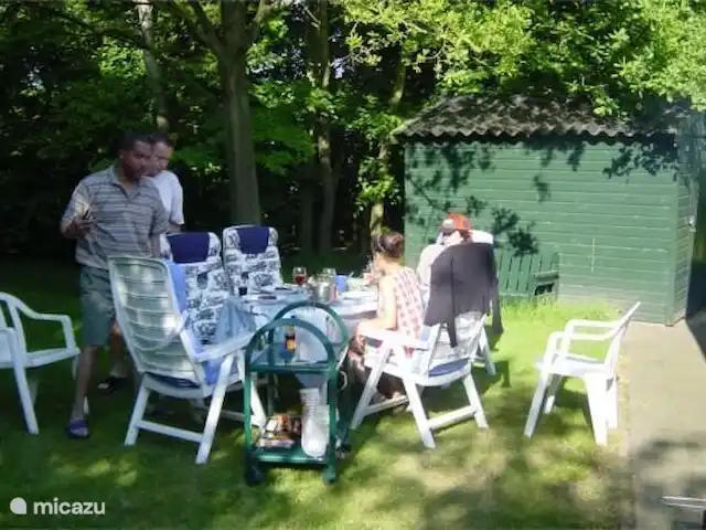 Vakantiewoning Oase huren in Nederland, Drenthe, Exloo - bungalow In de zomer kunt u lekker genieten van de barbeque (in de woning aanwezig) op het grasveld achter het huis omgeven door de bomen.