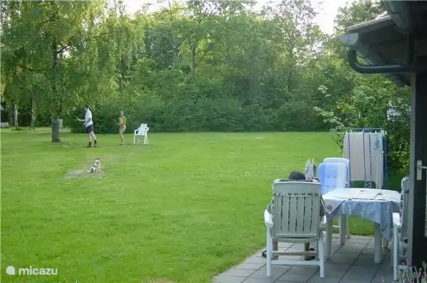 Aan de voorkant van de vakantiewoning is er een groot en zonnig speelveld. Ideaal voor de kinderen. 