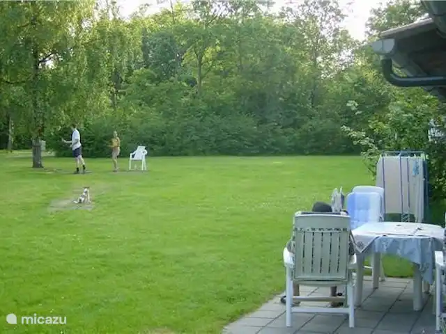 Vakantiewoning Oase huren in Nederland, Drenthe, Exloo - bungalow Aan de voorkant van de vakantiewoning is er een groot en zonnig speelveld. Ideaal voor de kinderen.