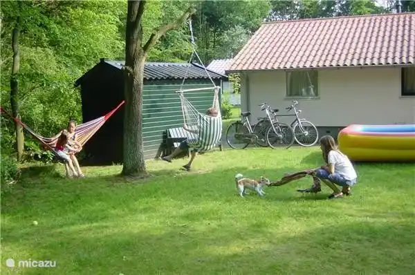 ....maar ook op het grasveld aan de achterkant van de bungalow kan worden gespeeld.