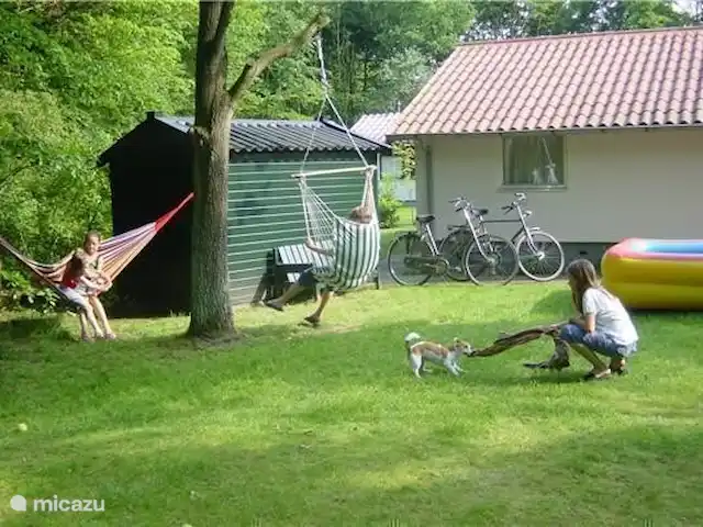 Vakantiewoning Oase huren in Nederland, Drenthe, Exloo - bungalow ....maar ook op het grasveld aan de achterkant van de bungalow kan worden gespeeld.