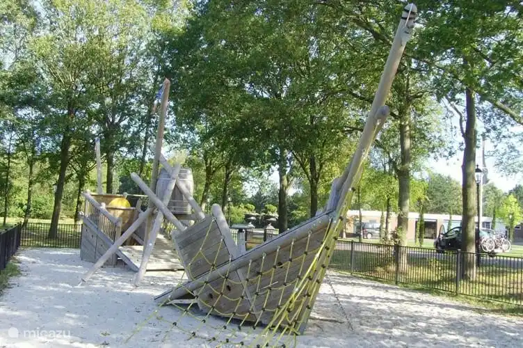 Voor de kinderen zijn er allerlei speelmogelijkheden waaronder ook een fietscross baan