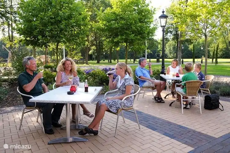 Er is een leuk terras