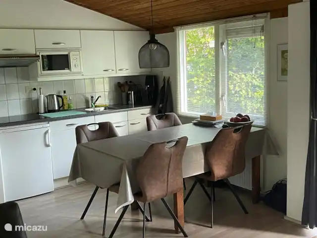 Vakantiewoning Oase huren in Nederland, Drenthe, Exloo - bungalow Een kleine keuken waarin alles aanwezig is, afwassen doet u zelf. De tafel is aan beide zijden uittrekbaar.
