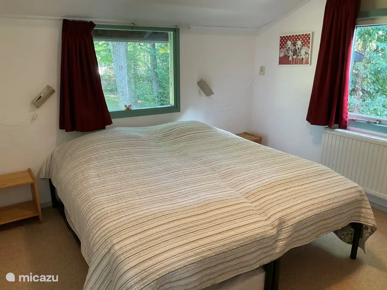 Dit is de grootste slaapkamer van de bungalow. De kamer heeft een vaste wastafel.
Er staan 2 bedden en een onderschuifbed (alle drie de bedden zijn 80 cm breed)