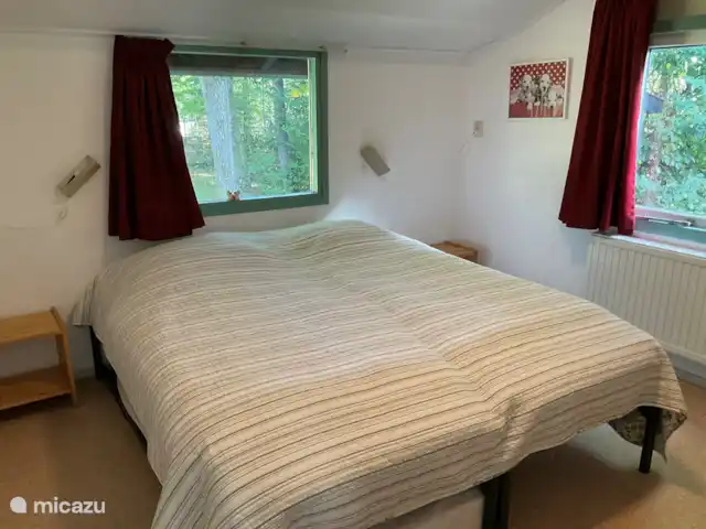 Vakantiewoning Oase huren in Nederland, Drenthe, Exloo - bungalow Dit is de grootste slaapkamer van de bungalow. De kamer heeft een vaste wastafel.
Er staan 2 bedden en een onderschuifbed (alle drie de bedden zijn 80 cm breed)