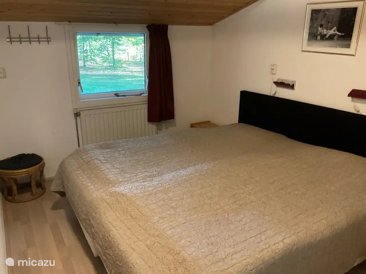 In deze ruime slaapkamer staan twee boxspingbedden van elk 90 cm breed. Een comfortabele slaapkamer met een inbouw kledingkast