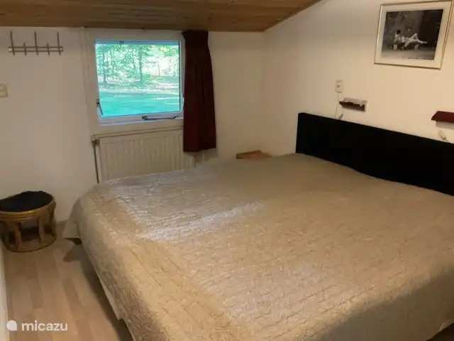 Vakantiewoning Oase huren in Nederland, Drenthe, Exloo - bungalow In deze ruime slaapkamer staan twee boxspingbedden van elk 90 cm breed. Een comfortabele slaapkamer met een inbouw kledingkast