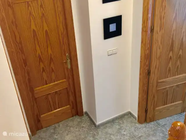 Maison de rêve en Espagne | Espagne, Costa Blanca, Orihuela Costa - maison de vacances Le hall au premier étage avec 2 chambres spacieuses et une salle de bain