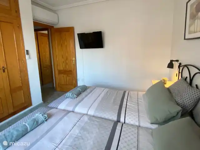 Maison de rêve en Espagne | Espagne, Costa Blanca, Orihuela Costa - maison de vacances Chambre 2 au premier étage avec TV pour les services de streaming et balcon