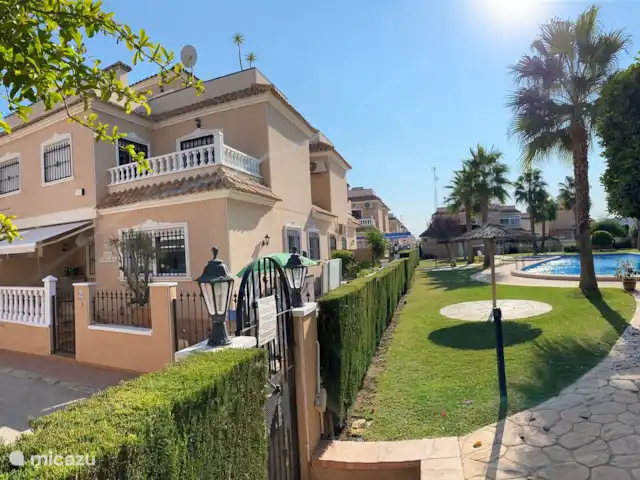Maison de rêve en Espagne | Espagne, Costa Blanca, Orihuela Costa - maison de vacances Bain de soleil au bord de la piscine avec la maison à l'avant