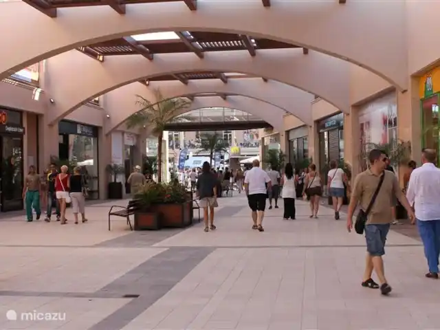 Maison de rêve en Espagne | Espagne, Costa Blanca, Orihuela Costa - maison de vacances Le boulevard La Zenia avec plus de 160 000 mètres carrés, 150 magasins et 5 000 places de parking gratuites est le plus grand centre commercial de la province d'Alicante. À distance de marche de notre maison de rêve ou à 5 minutes en voiture.