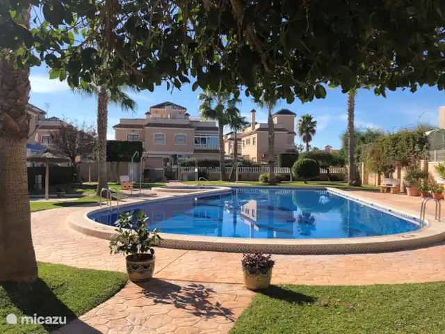 Maison de rêve en Espagne | Espagne, Costa Blanca, Orihuela Costa - maison de vacances La piscine avec une partie de la zone de bronzage à côté de la maison.