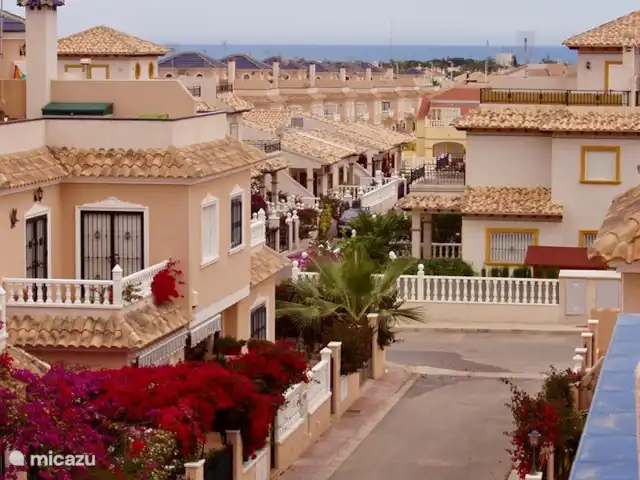 Maison de rêve en Espagne | Espagne, Costa Blanca, Orihuela Costa - maison de vacances Vue de la terrasse sur le toit sur la rue et le quartier.