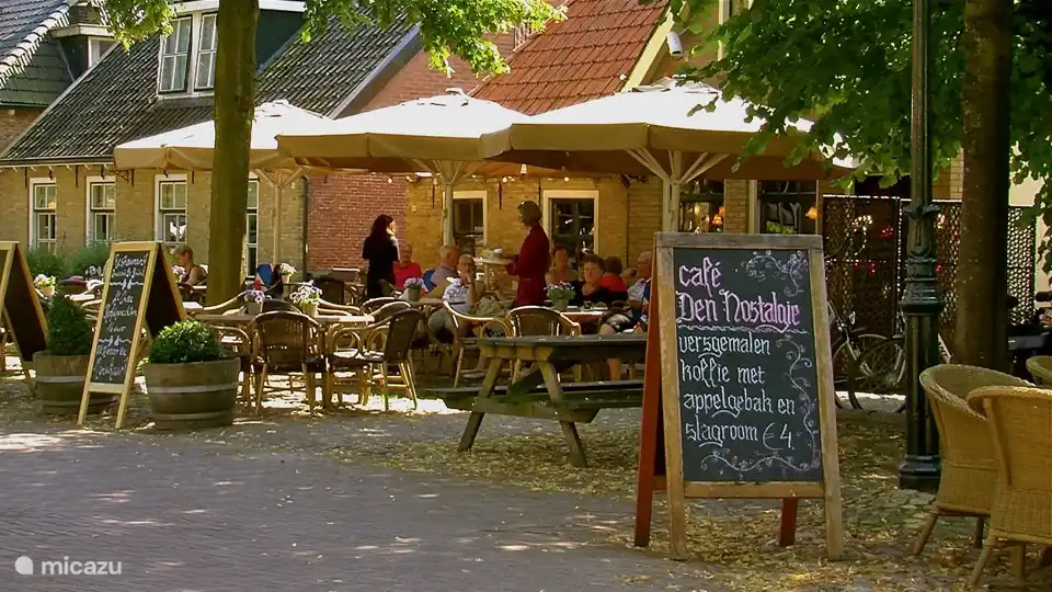 gemütliche Terrassen auf dem Platz in Oudemirdum