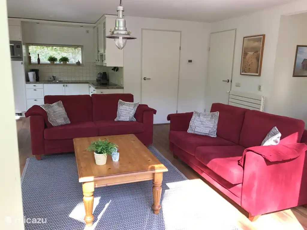 Das Wohnzimmer ist gemütlich und gemütlich eingerichtet und verfügt über ein Ledersofa, auf dem Sie sich entspannen können. Es gibt Bücher, Spiele und einen Informationsordner, in dem Sie alles über Tagesausflüge in der Umgebung finden.