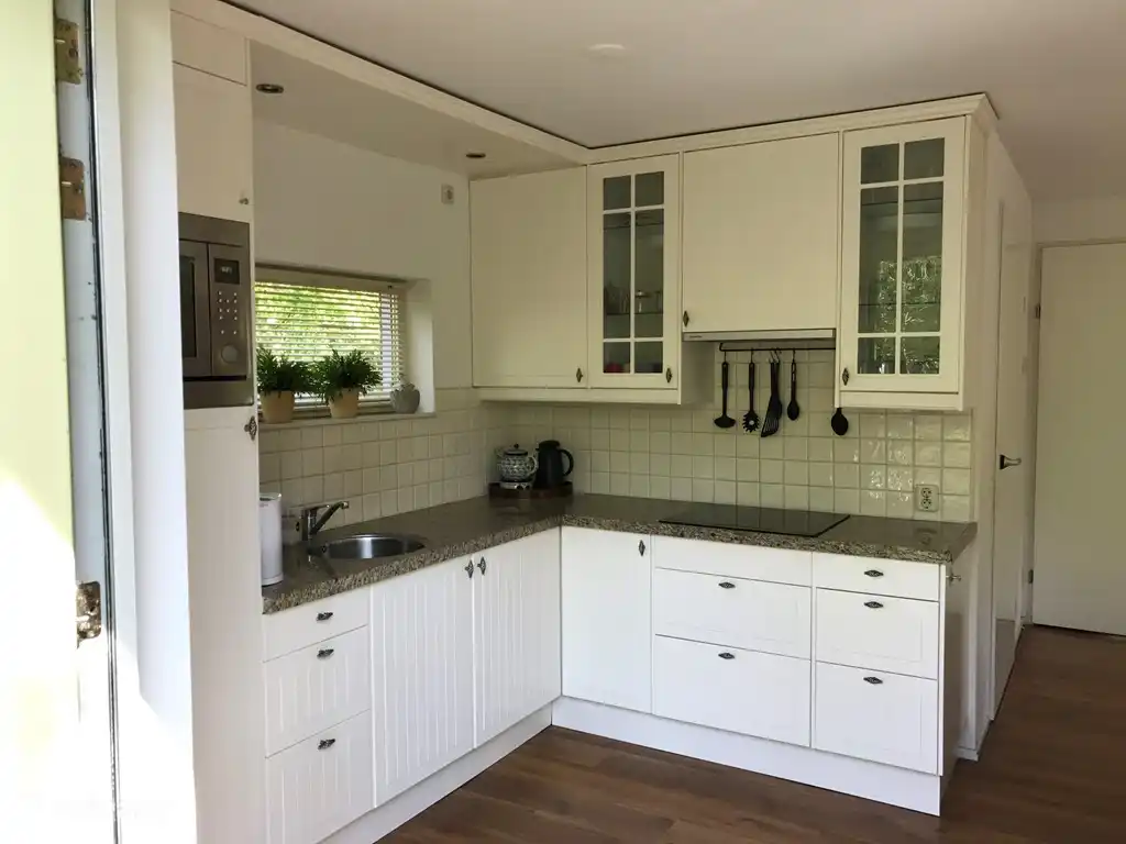 Die Küche ist mit verschiedenen Geräten ausgestattet, hier kann jeder Küchenprinz gerne Gerichte zubereiten.